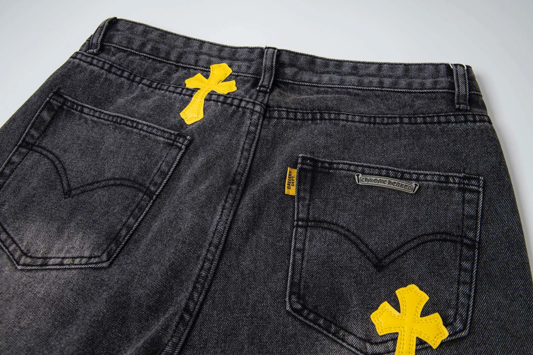 💰280 GALLERY DEPT & Chrome hearts Chrome Hearts co-branded big red logo with blue, yellow, black and white multi-color splicing washed jeans. Really restores the ultimate vintage texture. Three-dimensional version. Loose and comfortable, not picky about the figure. Makes taller and slimmer. Factory Seiko. Original quality control. Same style for men and women. Can be matched with couples. Versatile recommendation. Must-have jeans for all seasons. Fashionistas have been disappointed. From the quality selection of fabrics, the tailoring of details, and the matching of patterns, they are all impeccable! The upper body is so handsome when worn...it can be easily worn by men, women and children! The craftsmanship is made of heavy-duty washed pure cotton denim fabric. After washing, it is soft and thick. It is very stylish when worn on the body. Style number: 1757# Color: black Size: 28 30 32 34 36
